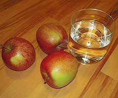 Wasser und Äpfel